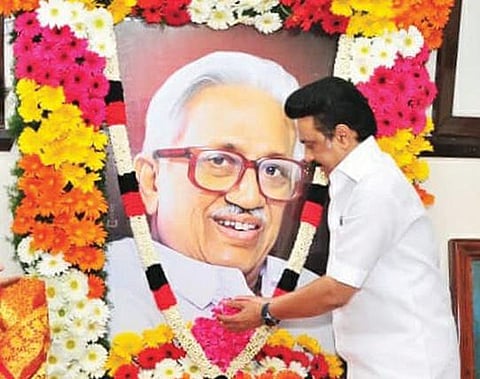 திமுக முன்னாள் பொதுச் செயலாளர் க.அன்பழகன் முதலாண்டு நினைவு தினத்தை யொட்டி, சென்னை கீழ்ப்பாக்கத்தில் உள்ள அவரது இல்லத்தில் அவரது படத்துக்கு திமுக தலைவர் மு.க.ஸ்டாலின் நேற்று மலர்தூவி அஞ்சலி செலுத்தினார்.