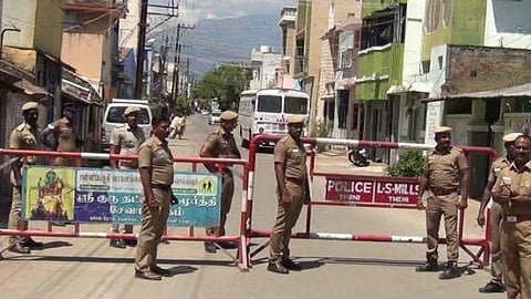 போராட்டம் நடைபெறுவதைத் தடுக்க துணைமுதல்வரின் தேனி இல்லத் தெருக்களில் இரும்புத்தடுப்புகள் வைத்து அடைப்பு