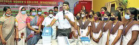 வந்தவாசி அகிலாண்டேஸ்வரி கல்லூரியில் நடந்த  உலக மகளிர் தின விழாவில் பேசும் தி.மலை மாவட்ட ஆட்சியர் சந்தீப் நந்தூரி.