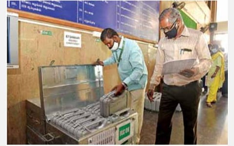 சங்ககிரி சட்டப்பேரவைத் தொகுதிக்கு ஒதுக்கீடு செய்யப்பட்ட மின்னணு வாக்குப்பதிவு இயந்திரங்களை சேலம் ஆட்சியர் அலுவலகத்தில் சரிபார்க்கும் தேர்தல் அலுவலர்கள். 		                     படம்: எஸ்.குரு பிரசாத்