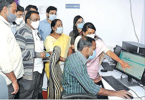 திருப்பூர், நீலகிரி மாவட்ட சட்டப்பேரவைத் தொகுதிகளுக்கு -  வாக்குப்பதிவு இயந்திரங்கள் ஒதுக்கீடு பணி மும்முரம்  :