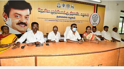 மாவட்டச் செயலாளர்கள் கூட்டத்தில் விஜயகாந்த், பிரேமலதா உள்ளிட்டோர்.