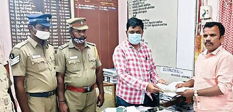 ராணிப்பேட்டையில் வாகன தணிக்கையில் பறிமுதல் செய்யப்பட்ட பணம் உதவி தேர்தல் நடத்தும் அலுவலரிடம் ஒப்படைக்கப்பட்டது.