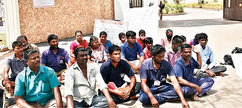 திருவண்ணாமலை நகராட்சி அலுவலகம் முன்பு நேற்று குடும்பத்துடன் தர்ணாவில் ஈடுபட்ட ஒப்பந்த தொழிலாளர்கள்.