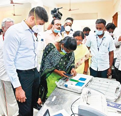 தி.மலை ஆட்சியர் அலுவலக வளாகத்தில் உள்ள கிடங்கில் மின்னணு வாக்குப்பதிவு இயந்திரங்கள் ஆட்சியர் சந்தீப் நந்தூரி முன்னிலையில் சரிபார்ப்பு பணி நடைபெற்றது.