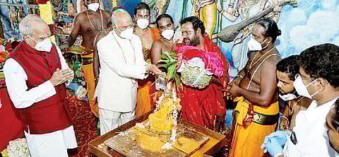 வேலூர் அடுத்த புரம்  நாராணி பீடத்தில் அமைந்துள்ள அன்னை மகாலட்சுமிக்கு குடியரசுத் தலைவர் ராம்நாத் கோவிந்த் நேற்று சிறப்பு அபிஷேகம் செய்தார். அருகில், தமிழக ஆளுநர் பன்வாரிலால் புரோஹித்,  சக்தி அம்மா உள்ளிட்டோர்.