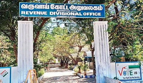 திருவண்ணாமலை சட்டப்பேரவைத் தொகுதியில் வேட்பு மனு தாக்கல் நடைபெற உள்ள திருவண்ணாமலை கோட்டாட்சியர் அலுவலகம்.