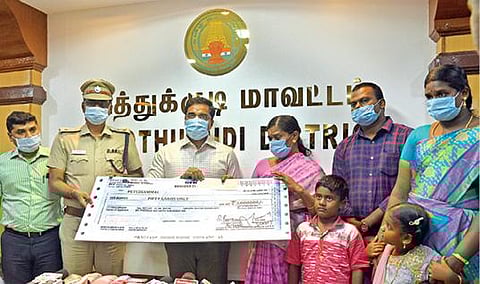 ஏரலில் கொலை செய்யப்பட்ட உதவி ஆய்வாளர் பாலு குடும்பத்தினருக்கு தமிழக அரசு சார்பில் ரூ.50 லட்சம் உதவித் தொகையை மாவட்ட ஆட்சியர் கி.செந்தில் ராஜ் வழங்கினார். உடன் எஸ்பி எஸ்.ஜெயக்குமார்.                         படம்: என்.ராஜேஷ்