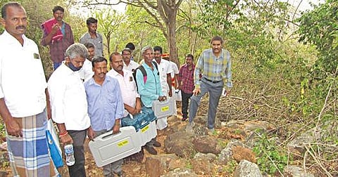 கெடமலை கிராம வாக்குச்சாவடியில் அடிப்படை வசதிகள் குறித்து ஆய்வு செய்யவும், மின்னணு வாக்குப்பதிவு இயந்திர செயல்பாடுகள் குறித்து செயல்விளக்கம் செய்து காண்பிக்கவும் நாமக்கல் மாவட்ட ஆட்சியர் கா.மெகராஜ் வாக்குவச்சாவடி அலுவலர்களுடன் சென்றார்.