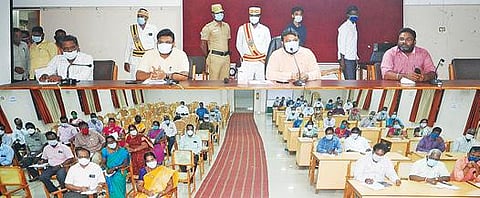 கடலூரில் மாவட்ட தேர்தல் அலுவலர் சந்திரசேகர் சாகமூரி தலைமையில் பறக்கும்படையினர் மற்றும் நிலையான கண்காணிப்பு குழுவினருக்கு பயிற்சி அளிக்கப் பட்டது.