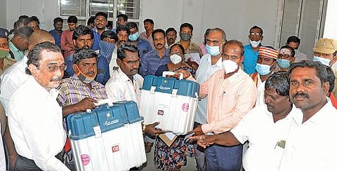 சட்டமன்ற தொகுதிகளுக்கு அனுப்பப்படும் வாக்குப்பதிவு இயந்திரங்களுடன் அனைத்து அரசியல் கட்சி பிரமுகர்கள் மற்றும் விழுப்புரம் ஆட்சியர் அண்ணாதுரை உள்ளார்.