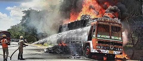 விக்கிரவாண்டி அருகே துணி பண்டல்கள் ஏற்றிய லாரியில்  தீப்பிடித்தால் தீயணைப்புவீரர்கள் தீயை அணைக்கும் பணியில் ஈடுபட்டனர் .