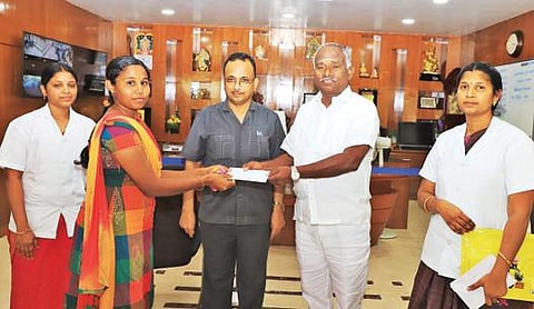 தோளூர்ப்பட்டி கொங்குநாடு கல்வி நிறுவனங்களில் நடைபெற்ற மகளிர் தின விழாவில் வெற்றிபெற்ற மாணவியருக்கு கல்லூரி சேர்மன் பெரியசாமி பரிசு வழங்கினார். அருகில் பொறியியல் கல்லூரி முதல்வர் அசோகன்.