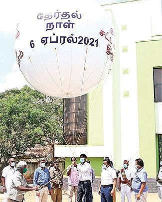 திருப்பூர் மாநகராட்சி 1-வது மண்டல அலுவல கத்துக்கு உட்பட்ட வேலம்பாளையத்தில் 100 சதவீத வாக்குப்பதிவை வலியுறுத்தி ராட்சத பலூனை நேற்று பறக்கவிட்ட திருப்பூர் மாவட்ட தேர்தல் அலுவலரும், ஆட்சியருமான க.விஜய கார்த்திகேயன் உள்ளிட்டோர்.