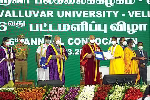 வேலூர் அடுத்த சேர்க்காடு பகுதியில் உள்ள திருவள்ளுவர் பல்கலைக்கழகத்தில் 16-வது பட்டமளிப்பு விழா நேற்று நடந்தது. இதில், குடியரசு தலைவர் ராம்நாத் கோவிந்த் சிறப்பு விருந்தினராக பங்கேற்று  தங்கப்பதக்கம் பெற்ற ஒரு மாணவிக்கு பட்டம் வழங்கினார். அருகில், தமிழக ஆளுநரும், திருவள்ளுவர் பல்கலைக்கழக வேந்தருமான பன்வாரிலால் புரோஹித், துணைவேந்தர் தாமரை செல்வி உள்ளிட்டோர்.படம்: வி.எம்.மணிநாதன்.