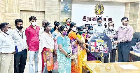 ராணிப்பேட்டை மாவட்டத்தில் வாக்களிப்பதன் அவசியம் குறித்த விழிப்புணர்வு குறும்படங்களின் குறுந்தகட்டை வெளியிட்ட ஆட்சியர் கிளாட்ஸ்டன் புஷ்பராஜ். அருகில், மாவட்ட வருவாய் அலுவலர் ஜெயச்சந்திரன் உள்ளிட்டோர்.