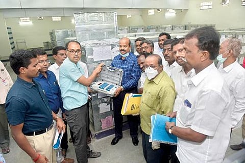 வேலூர் மாவட்ட ஆட்சியர் அலுவலக வளாகத்தில் உள்ள மின்னணு வாக்குப்பதிவு இயந்திரங்கள்  சட்டப்பேரவை தொகுதிகளுக்கு அனுப்பி வைக்கும் பணியை மாவட்ட ஆட்சியர் சண்முகசுந்தரம் நேற்று தொடங்கி வைத்தார். அருகில், மாவட்ட வருவாய் அலுவலர் பார்த்தீபன், வருவாய் கோட்டாட்சியர் கணேஷ் உள்ளிட்டோர். படம்: வி.எம்.மணிநாதன்.