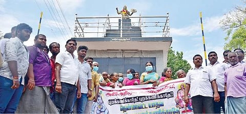 யாதவ சமுதாயத்தை சேர்ந்தவர்கள் பாளையங்கோட்டையில் அழகுமுத்துக்கோன் சிலைமுன் ஆர்ப்பாட்டம் நடத்தினர். படம்: மு.லெட்சுமி அருண்.