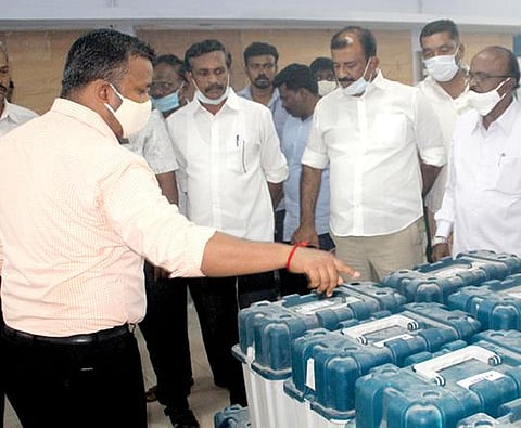 பாளையங்கோட்டை தொகுதிக்கான வாக்குப்பதிவு இயந்திரங்கள் பாளையங்கோட்டை தாலுகா அலுவலக அறையில் பாதுகாப்பாக வைக்கப்பட்டுள்ளன.  படம்: மு.லெட்சுமி அருண்.