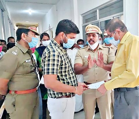 திருச்செங்கோடு தனியார் கல்லூரியில் அமைக்கப்பட்டுள்ள வாக்கு எண்ணும் மையத்தில் நாமக்கல் மாவட்ட ஆட்சியர் கா.மெகராஜ் ஆய்வு செய்தார். அருகில் மாவட்ட காவல் கண்காணிப்பாளர் சி.சக்திகணேசன்.