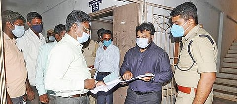 வாக்கு எண்ணும் மையமான சி.முட்லூர் அரசு கல்லூரியில் முன்னேற்பாடுகள் குறித்து மாவட்ட தேர்தல் அலுவலர் சந்திரசேகர் சாகமூரி பார்வையிட்டு ஆய்வு செய்தார்.