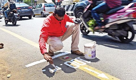 தமிழகம் முழுவதும் வேட்புமனு தாக்கல் இன்று தொடங்கும் நிலையில், உரிய விதிமுறைகளை அமல்படுத்தும் விதமாக தேர்தல் அதிகாரி அலுவலகத்தில் இருந்து 100 மீட்டர் தொலைவு குறியிடப்படுகிறது. இடம்: அரும்பாக்கம். படம்: ம.பிரபு