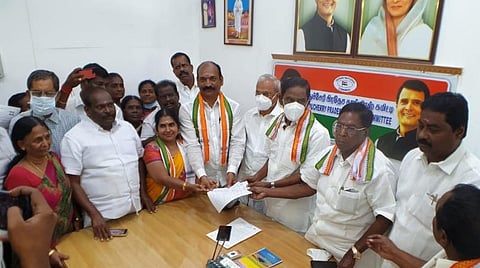 புதுச்சேரியில் சீட் கிடைக்காததால் அதிருப்தி; காங்கிரஸுக்கு தாவிய என்ஆர் காங்கிரஸ் முன்னாள் எம்எல்ஏ