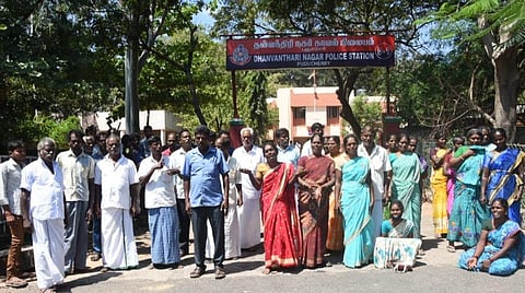 புதுச்சேரி டி.நகர் காவல் நிலையத்தின் முன்பு போராட்டம் நடத்தும் புதுப்பெண் சிவபாக்கியத்தின் உறவினர்கள்.