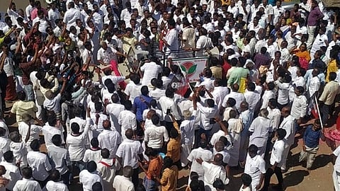 சிவகங்கையில் கட்சியினருடன் ஊர்வலமாக சென்ற அதிமுக வேட்பாளர்கள்.