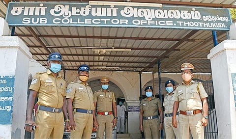 தூத்துக்குடி தொகுதி தேர்தல் நடத்தும் அலுவலர் அலுவலகமான சார் ஆட்சியர் அலுவலகத்தில் பலத்த போலீஸ் பாதுகாப்பு போடப்பட்டுள்ளது. படம்: என்.ராஜேஷ்
