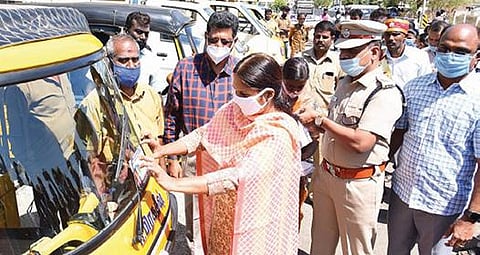 கரூர் மாவட்ட ஆட்சியர் அலுவலகம் முன் நேற்று ஒரு வாகனத்தில் வாக்காளர் விழிப்புணர்வு ஒட்டுவில்லையை ஒட்டுகிறார் மாவட்ட தேர்தல் அலுவலரும், ஆட்சியருமான சு.மலர்விழி. உடன், மாவட்ட வருவாய் அலுவலர் லியாகத்,  எஸ்.பி. எஸ்.எஸ்.மகேஸ்வரன் உள்ளிட்டோர்.