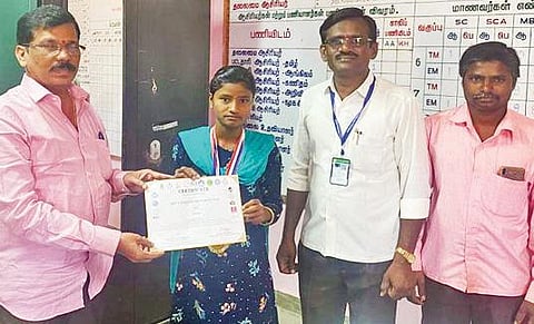 தருமபுரி அடுத்த வெள்ளோலையில், உலக அளவிலான கிக் பாக்சிங் போட்டியில் தங்கம் வென்ற மாணவி புவனேஸ்வரியை பள்ளிக் கல்வி இயக்குநர் முனைவர் கண்ணப்பன் சான்றிதழ் வழங்கி பாராட்டினார்.