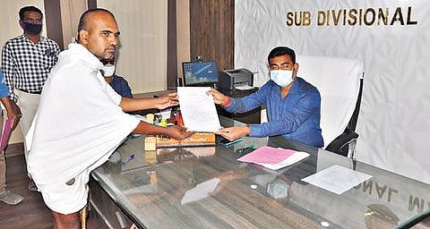 நாமக்கல் தொகுதியில் போட்டியிட சைக்கிளில் வந்து வேட்புமனு தாக்கல் செய்த சுயேச்சை வேட்பாளர் டி.ரமேஷ்.