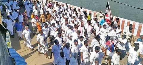 அதிமுக வேட்பாளர்களுக்கு ஆதரவாக சிவகங்கையில் ஊர்வலமாகச் சென்ற கட்சியினர்.