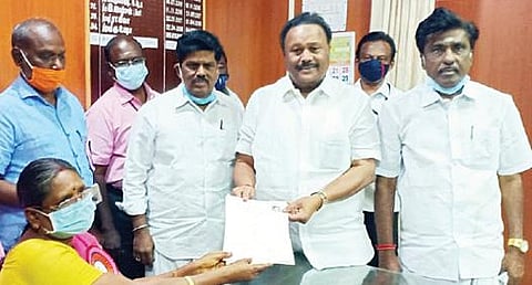 திண்டுக்கல் சட்டப்பேரவைத் தொகுதியில் அதிமுக சார்பில் போட்டியிட வேட்புமனு தாக்கல் செய்த அமைச்சர் திண்டுக்கல் சி.சீனிவாசன்.