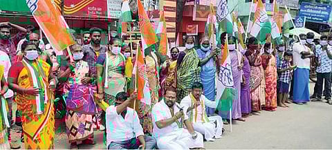 நிலக்கோட்டை தொகுதியைப் பெற்றுத்தராத மாநிலத் தலைவர்  கே.எஸ்.அழகிரியைக் கண்டித்து  காங்கிரஸார் நடத்திய ஆர்ப்பாட்டம்.