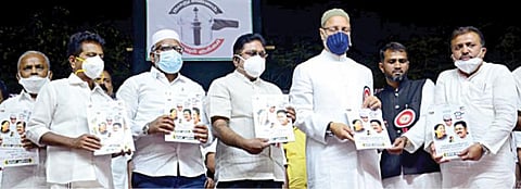 அமமுகவின் தேர்தல் பிரச்சார பொதுக் கூட்டம் சென்னை ராயப்பேட்டை ஒய்எம்சிஏ மைதானத்தில் நேற்று நடைபெற்றது. இதில், கட்சியின் தேர்தல் அறிக்கையை அமமுக பொதுச் செயலாளர் டி.டி.வி.தினகரன், ஏ.ஐ.எம்.ஐ.எம் கட்சியின் தலைவர் அசாவுதீன் ஒவைசி, எஸ்டிபிஐ தேசிய துணை தலைவர் தெஹ்லான் பாகவி ஆகியோர் வெளியிட்டனர்.படம்: க.பரத்