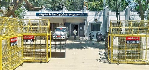 விழுப்புரம் கோட்டாட்சியர் அலுவலகம் வெறிச்சோடி கிடக்கிறது.