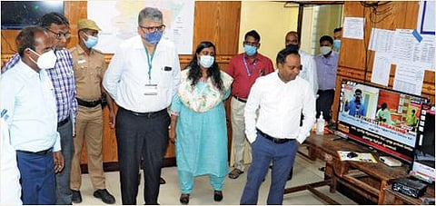 விழுப்புரத்தில் தேர்தல் செலவினப் பார்வையாளர்கள் தேர்தல் கட்டுப்பாட்டு அறையை ஆய்வு மேற்கொண்டனர்.