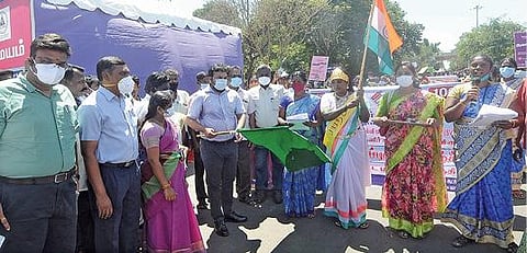 நெய்வேலியில் 100 சதவீதம் வாக்களிப்பு குறித்த விழிப்புணர்வு பேரணியை தொடங்கி வைக்கும்  தேர்தல் அலுவலர் சந்திரசேகர் சாகமூரி.