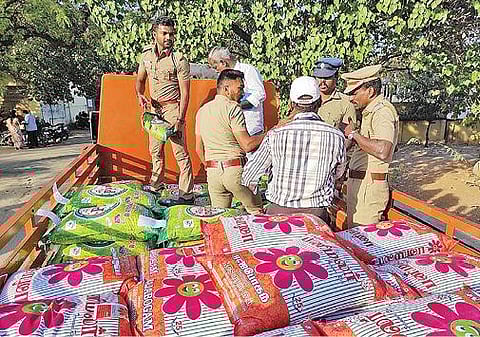 திருப்பூர் எஸ்.ஏ.பி. சிக்னல் பகுதியில் ஆவணங்கள் இன்றி கொண்டுவரப்பட்ட அரிசி மூட்டைகளை பார்வையிட்ட பறக்கும் படையினர்.