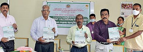 பொங்கலூரில் தொலைதூரப் படிப்பின் பயிற்சி ஏட்டை வெளியிட்ட பல்கலைக் கழக துணைவேந்தர் உள்ளிட்டோர்.