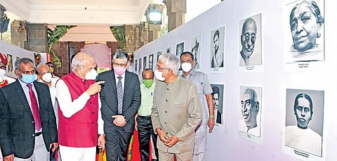 நாடு சுதந்திரம் பெற்று 75 ஆண்டுகள் நிறைவடைய உள்ளதை கொண்டாடும் வகையில் ‘அம்ரித் மஹோத்சவ்’ நிகழ்ச்சியின் தொடக்கவிழா சென்னை கிண்டியில் உள்ள காந்தி மண்டபத்தில் நேற்று நடந்தது. இந்நிகழ்ச்சியை ஆளுநர் பன்வாரிலால் புரோஹித் தொடங்கி வைத்து புகைப்பட கண்காட்சியை பார்வையிட்டார். உடன் சுற்றுலாத் துறை செயலர் விக்ரம் கபூர், செய்தித் துறை செயலர் மகேசன் காசிராஜன், இயக்குநர் பாஸ்கர பாண்டியன் உள்ளிட்டோர்.		              		             படம்: ம.பிரபு