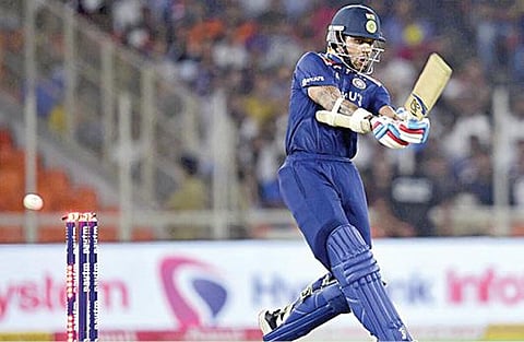 மார்க்வுட் பந்தில் போல்டான ஷிகர் தவண்