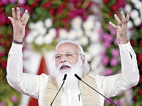 காந்தியடிகளின் தண்டி யாத்திரையை நினைவுகூரும் வகையில் அகமதாபாத் சபர்மதி ஆசிரமத்தில் பிரதமர் நரேந்திர மோடி நேற்று தண்டி யாத்திரையை தொடங்கி வைத்தார். அப்போது பல்வேறு மாநிலங்களை சேர்ந்த கலைஞர்கள் ஒன்றுசேர்ந்து கலைநிகழ்ச்சி நடத்தினர். படம்: பிடிஐ