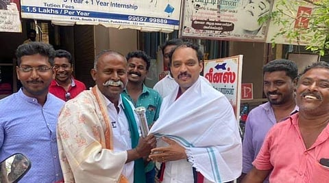 புதுக்கோட்டையில் தேர்தல் பிரச்சாரத்தின்போது எதிர்பாராத விதமாத சந்தித்து வாழ்த்து தெரிவித்துக்கொண்ட வேட்பாளர்கள் திமுக வி.முத்துராஜா, மக்கள் நீதி மய்யம் மூர்த்தி ஆகியோர்.