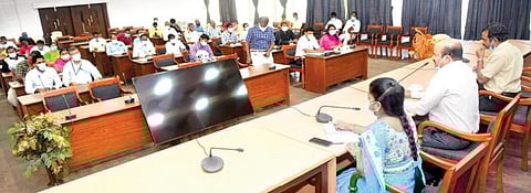 கரோனா பரவலை தடுக்க முகக்கவசம் கட்டயாமாக அணிவது குறித்த ஆலோசனை கூட்டம் வேலூர் மாவட்ட ஆட்சியர் சண்முகசுந்தரம் தலைமையில் நடைபெற்றது. அருகில், ஊரக வளர்ச்சி முகமை திட்ட இயக்குநர் மாலதி, சுகாதார நலப்பணிகள் துணை இயக்குநர் மணிவண்ணன் உள்ளிட்டோர். படம்: வி.எம்.மணிநாதன்.