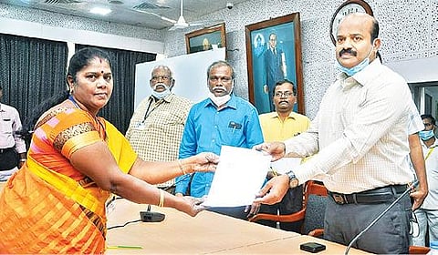 வேலூர் மாவட்ட ஆட்சியர் அலுவலகத்தில் நடைபெற்ற கூட்டத்தில் தேர்தல் பணியில் ஈடுபடும் அலுவலர்களுக்கு பணி ஆணை வழங்கிய ஆட்சியர் சண்முகசுந்தரம். அருகில்,  ஆட்சியரின் நேர்முக உதவியாளர் (பொது) விஜயராகவன் உள்ளிட்டோர். படம்: வி.எம்.மணிநாதன்.