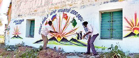 கலசப்பாக்கம் அடுத்த கடலாடி பகுதியில் சுவர் விளம்பரம் வரையும் பணியில் ஈடுபட்டுள்ள ஓவியர்கள்.