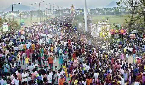 வேலூர் புதிய பேருந்து நிலையம் அருகே பாலாற்றில் நடைபெற்ற மயான கொள்ளை திருவிழாவில் அம்மன் பல்லக்குகளுடன் திரண்டு வந்த மக்கள் கூட்டத்தின் ஒரு பகுதியினர்.